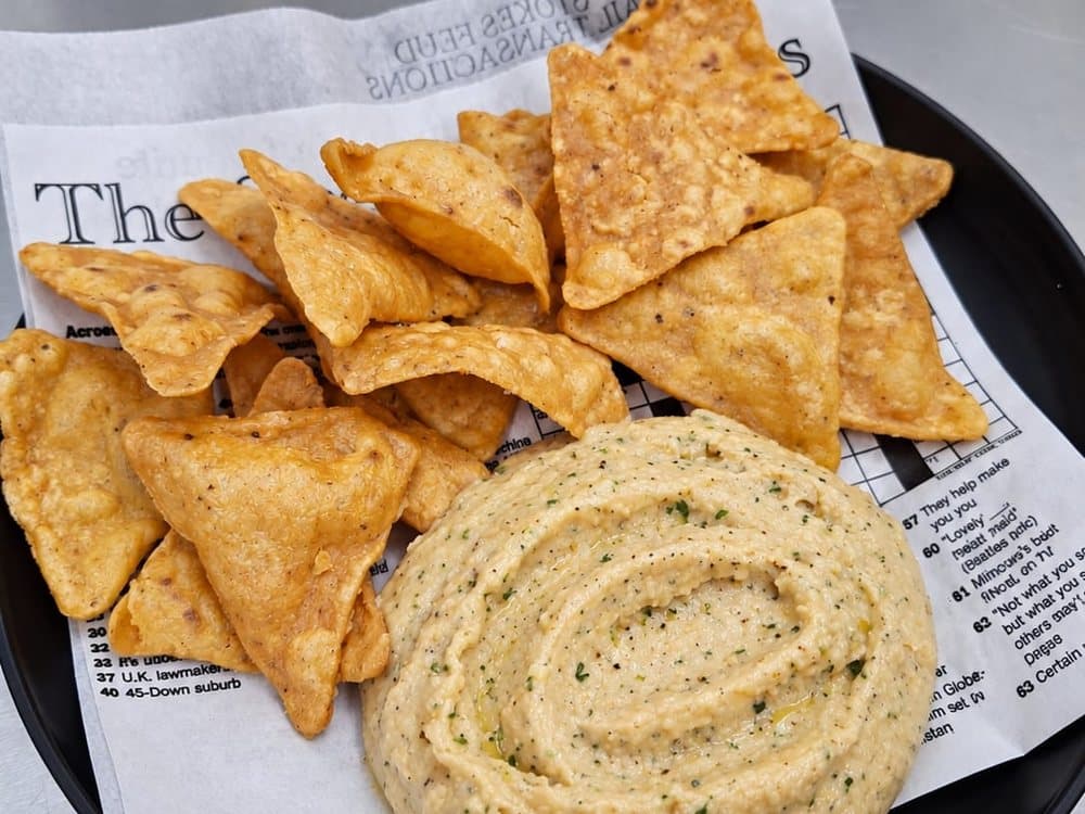Hummus di ceci & nachos